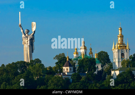 Lawra Pechersk e patria statua "Rodina Mat', Kiev, Ucraina, Europa Foto Stock