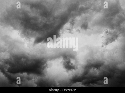 Monocromatico, come pellicola vista sgranate di nuvole temporalesche formando. Foto Stock