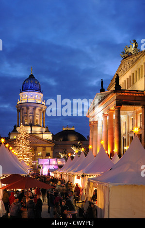 Winterzauber, mercatino di Natale in piazza Gendarmenmarkt, Schauspielhaus, Deutscher Dom cattedrale di Berlino, Germania, Europa Foto Stock