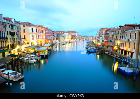 Vista del Canal Grande dal Ponte di Rialto di Venezia Foto Stock