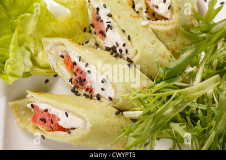 Gustoso antipasto con salmone e formaggio Foto Stock