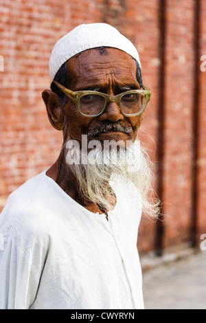 Ritratto di vecchio barbuto uomo del Bangladesh da Shait Gumbad moschea di Bagerhat, Bangladesh Foto Stock