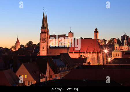 Città vecchia di Norimberga con la Chiesa di S. Sebaldo in serata, Germania Foto Stock