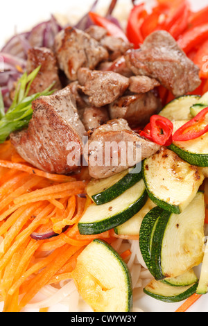 Di carne con verdure e tagliatelle Foto Stock