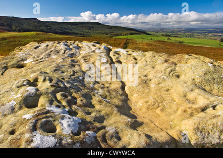 Cup e la boccola marcata sulla roccia Lordenshaws vicino a Rothbury, Northumberland, Inghilterra Foto Stock