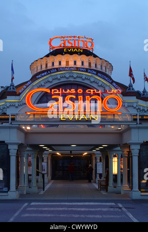 Casinò di Evian-les-Bains di notte, Francia Foto Stock