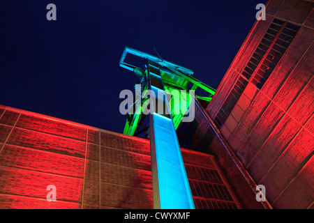 Illuminata Lohberg miniera di carbone di notte, Dinslaken, Germania Foto Stock