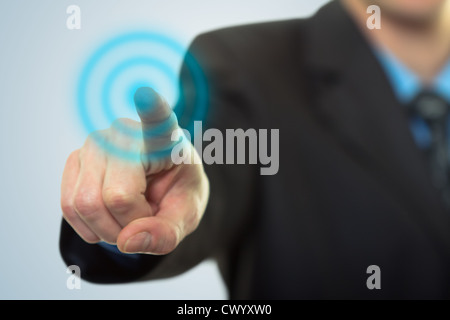 Imprenditore premendo il pulsante sulla tecnologia touch screen Foto Stock