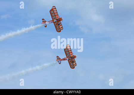 Breitling Wingwalkers, Boeing Super Stearman modello di aeroplano 75 piano bi a Bournemouth air show 2012 Foto Stock