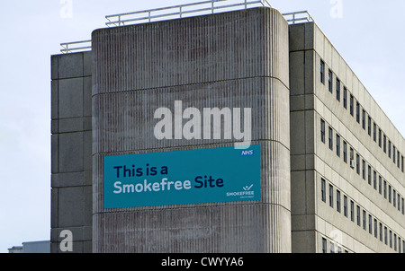 Un fumo libero segno del sito su un edificio presso il Royal Cornwall hospital di truro, Cornwall, Regno Unito Foto Stock