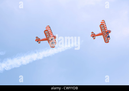 Breitling Wingwalkers, Boeing Super Stearman modello di aeroplano 75 piano bi a Bournemouth air show 2012 Foto Stock