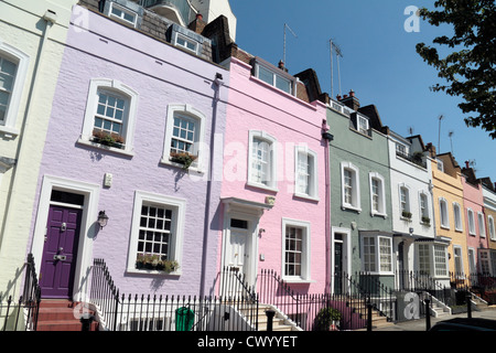 Il abbastanza bello colorate case a schiera su Bywater Street, appena fuori la Kings Road nel quartiere di Chelsea, West London,SW3, Regno Unito. Foto Stock