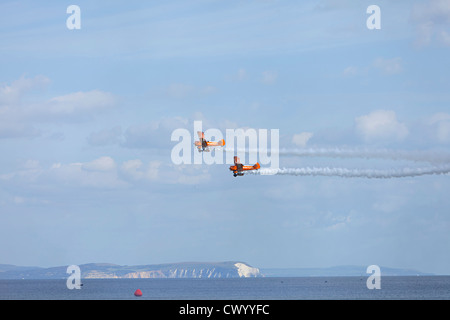 Breitling Wingwalkers, Boeing Super Stearman modello di aeroplano 75 piano bi a Bournemouth air show 2012 Foto Stock