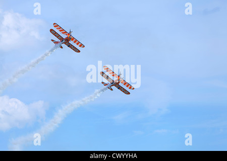 Breitling Wingwalkers, Boeing Super Stearman modello di aeroplano 75 piano bi a Bournemouth air show 2012 Foto Stock