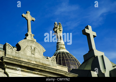 Croci e Angelo sul mausoleo, Recoleta cimitero, buenos aires, Argentina Foto Stock