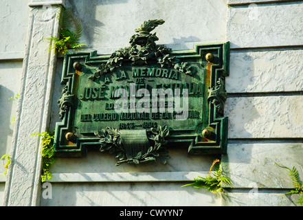 Decorate vecchia placca di memoria sul mausoleo, Recoleta cimitero, buenos aires, Argentina Foto Stock