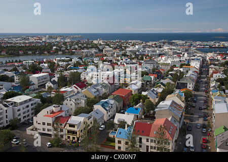 Vista aerea di Reykjavik e porto dalla chiesa Hallgrimskirkja torre. Foto Stock