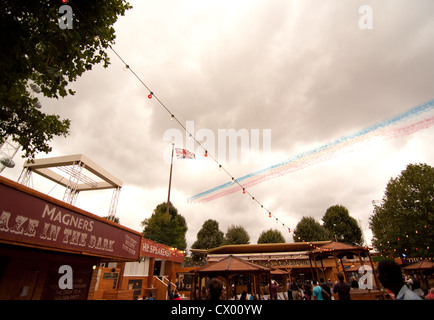 Le frecce rosse sorvolare una fiera durante il 2012 Olympic victory parade Foto Stock