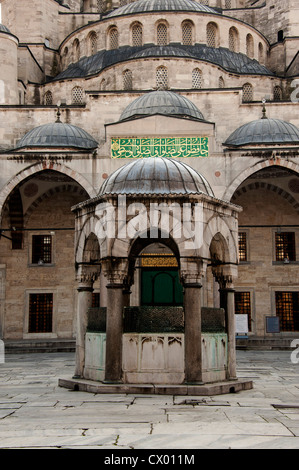 Esterno della Moschea Blu o di Sultan Ahmed Camii ad Istanbul in Turchia Foto Stock