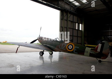 Il Supermarine Spitfire in aeromobili appendiabiti a kemble airfield Foto Stock