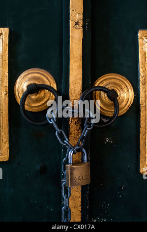 Una porta chiusa con catena e lucchetto nel palazzo Topkapi a Istanbul Turchia Foto Stock