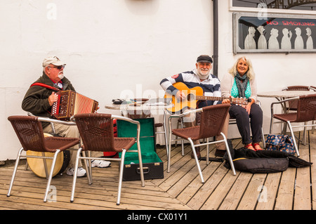 Le persone anziane musicista di strada sul molo Southwold , Suffolk , Inghilterra , Inghilterra , Regno Unito Foto Stock