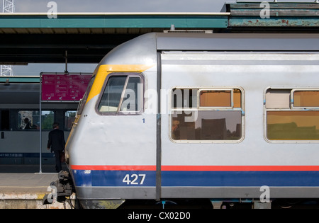 Treni passeggeri presso San Pietro dalla stazione di Gand Belgio Foto Stock