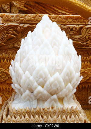 Candela carving con Bud lotus forma Foto Stock