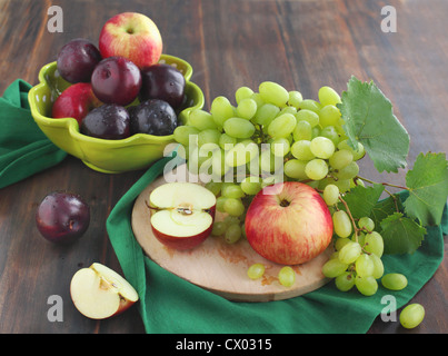 Frutta fresca: mele, susine, uva Foto Stock