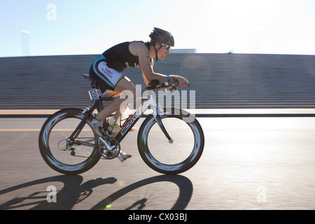 Ciclista racing in condizioni di intensa luce solare - USA Foto Stock