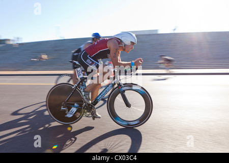 Ciclista racing in condizioni di intensa luce solare - USA Foto Stock