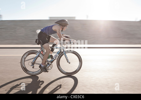 Ciclista racing in condizioni di intensa luce solare - USA Foto Stock