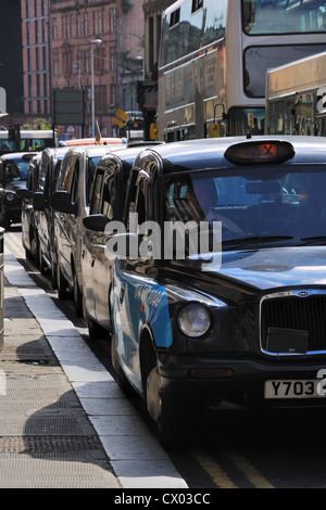 Hope Street nel centro della città di Glasgow con taxi e autobus di accodamento Foto Stock