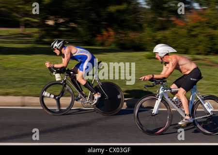 I ciclisti racing in bike race - Washington DC, Stati Uniti d'America Foto Stock