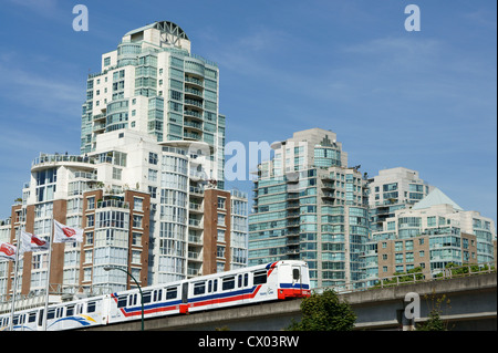 Lo SkyTrain elevato dal sistema di trasporto pubblico in Vancouver, British Columbia, Canada Foto Stock