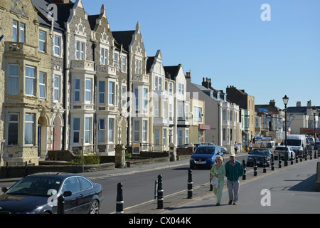 Case a schiera sulla spianata, Burnham-on-Sea, Somerset, Inghilterra, Regno Unito Foto Stock