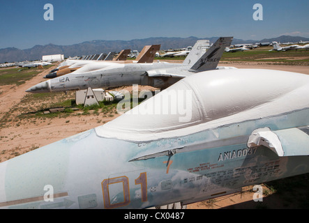 F/A-18 Hornet aeromobile in deposito presso il 309th aerospaziali e di manutenzione Gruppo di rigenerazione a Davis-Monthan Air Force Base. Foto Stock