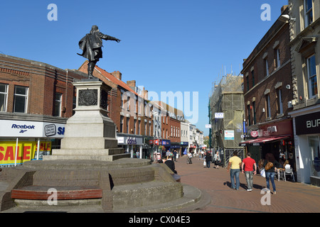 Statua di Admiral Robert Blake, Fore Street, Bridgwater, Somerset, Inghilterra, Regno Unito Foto Stock