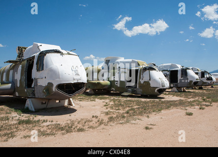 Elicotteri militari in deposito presso il 309th aerospaziali e di manutenzione Gruppo di rigenerazione a Davis-Monthan Air Force Base. Foto Stock