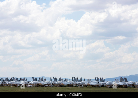 Aerei militari in deposito presso il 309th aerospaziali e di manutenzione Gruppo di rigenerazione a Davis-Monthan Air Force Base. Foto Stock