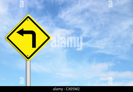 Cartello stradale - Indicatore di direzione sinistro avvertimento con cielo blu vuota per il testo Foto Stock