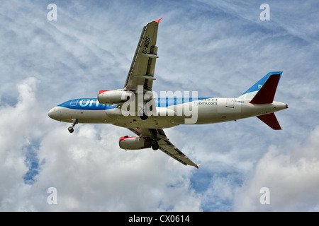 Un Airbus A320 di bmi British Midland su approccio finale Foto Stock