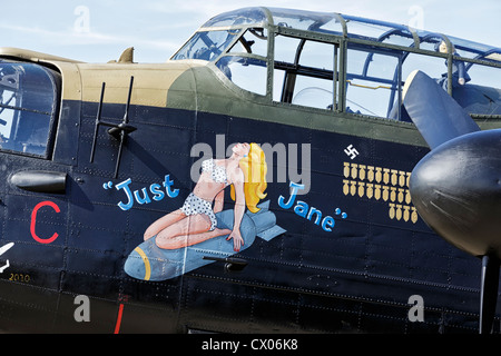 Appena Jane naso arte su aeromobili Avro Lancaster RAF bomber Foto Stock