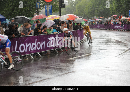 Emma Pooley e Shara Gillow in campo femminile ciclismo gara su strada le Olimpiadi di Londra 2012 Foto Stock