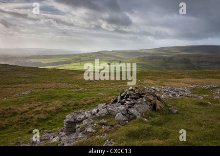 The View West Over Twisleton Scart End from White Scars Ingleborough Yorkshire Dales UK Foto Stock