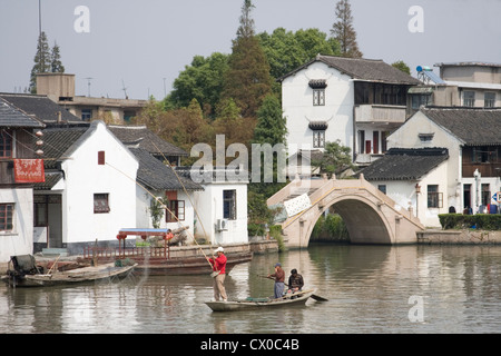 La pesca nel canale, Zhujiajiao, Cina Foto Stock