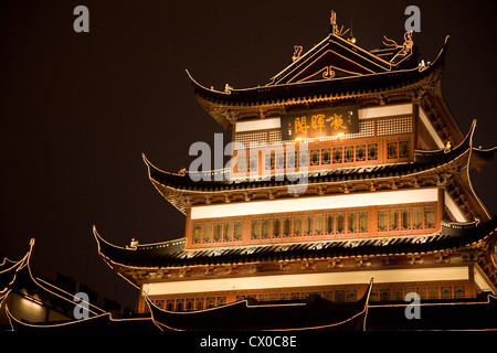 Illuminata edifici tradizionali della città vecchia nel centro di Shanghai. Nanshi, Shanghai, Cina Foto Stock