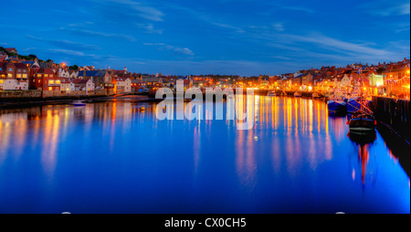 Bella Whitby, durante la notte Foto Stock