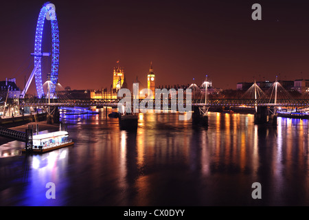 Vista dal ponte di Waterloo di notte Foto Stock