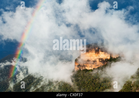 Arcobaleno e nuvole in aumento dopo un forte temporale a pareti Kanangra. Foto Stock